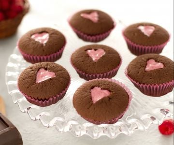 Schokoladen-Cupcake mit rosa Herz