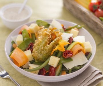 Frühlingssalat mit Gemüse und Käse