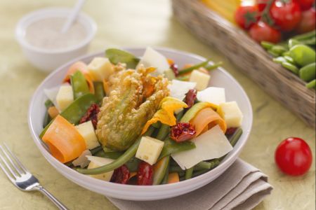 Frühlingssalat mit Gemüse und Käse