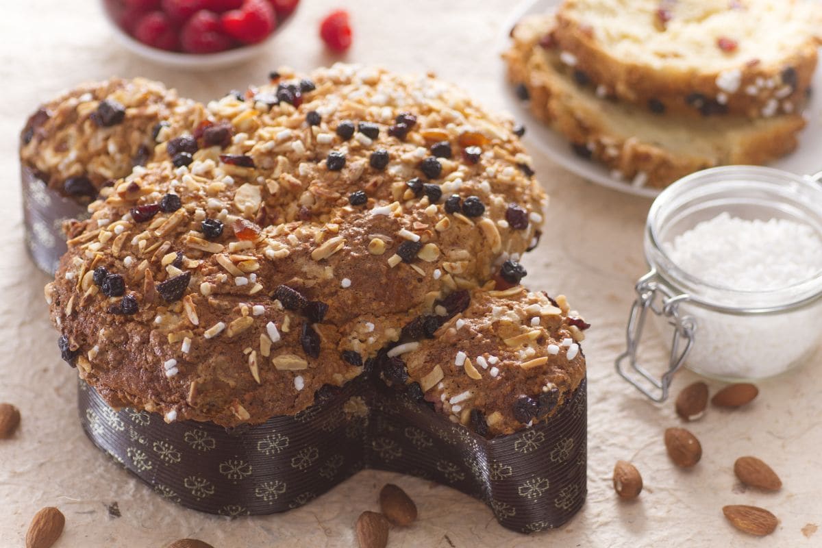 Schneller Colomba mit roten Früchten
