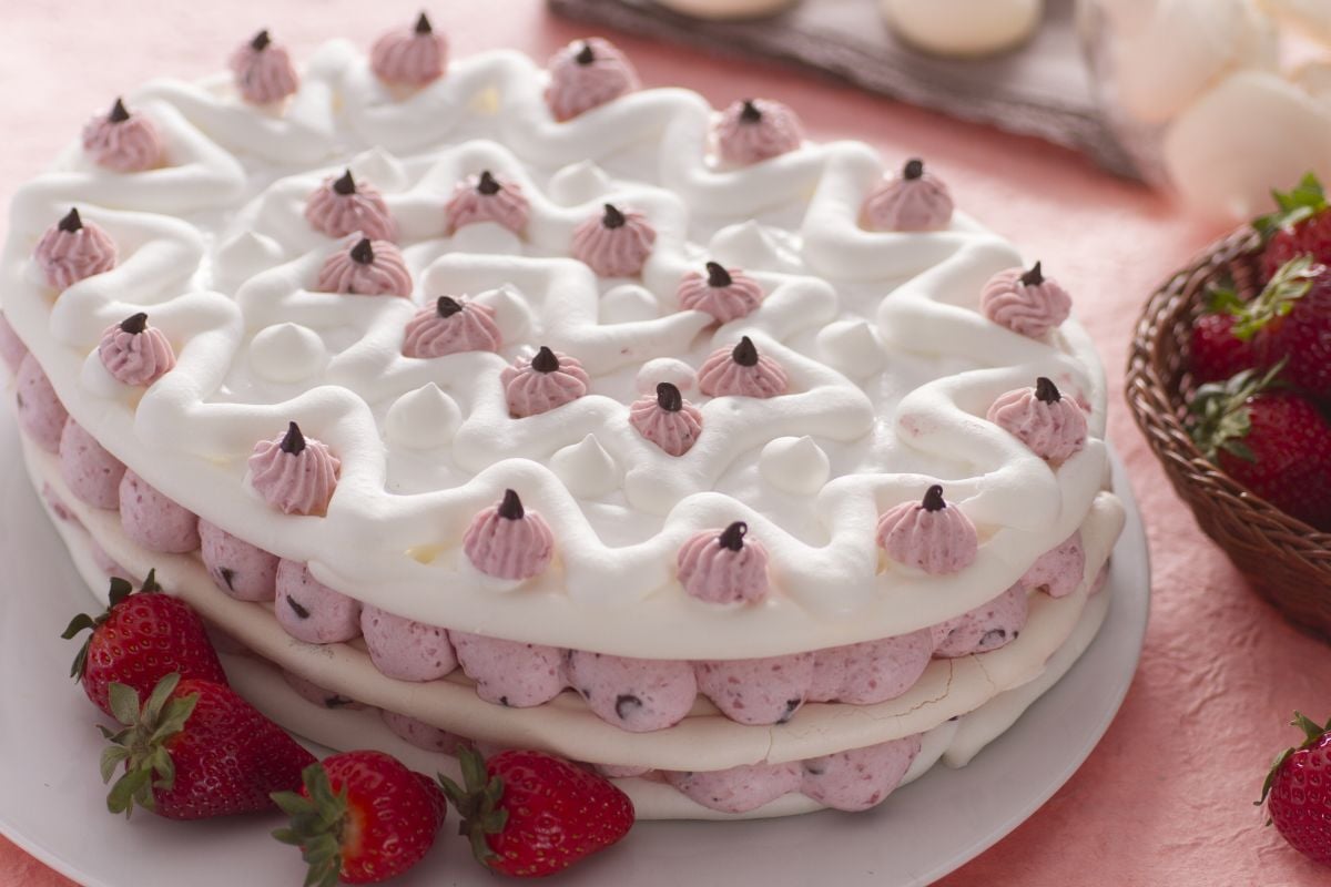 Oster-Baiser mit Erdbeeren und Schokolade
