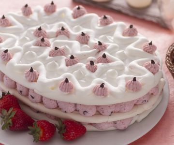 Oster-Baiser mit Erdbeeren und Schokolade