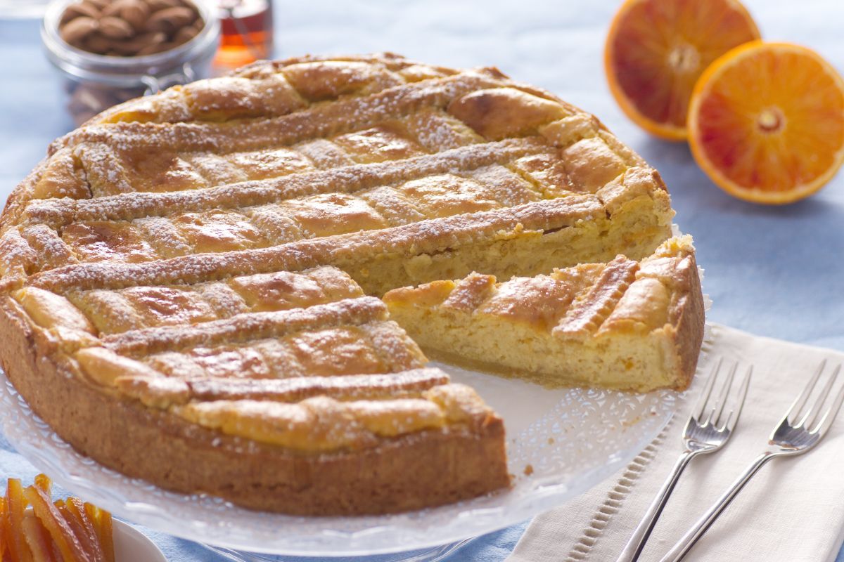 Pastiera mit Mandeln und Puddingcreme