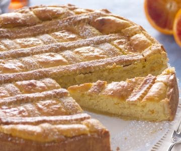 Pastiera mit Mandeln und Puddingcreme