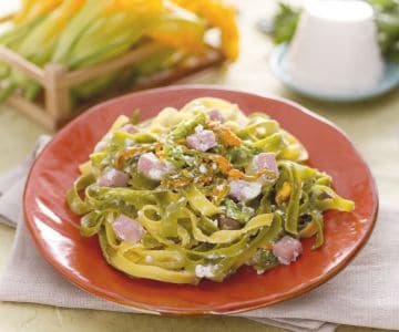 Paglia e fieno mit Ricottacreme, Zucchiniblüten und gekochtem Schinken