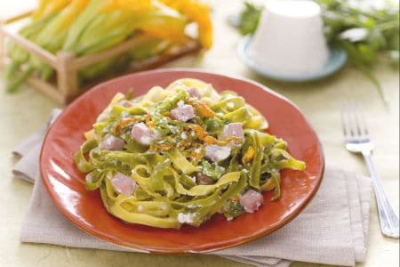 Paglia e fieno mit Ricottacreme, Zucchiniblüten und gekochtem Schinken