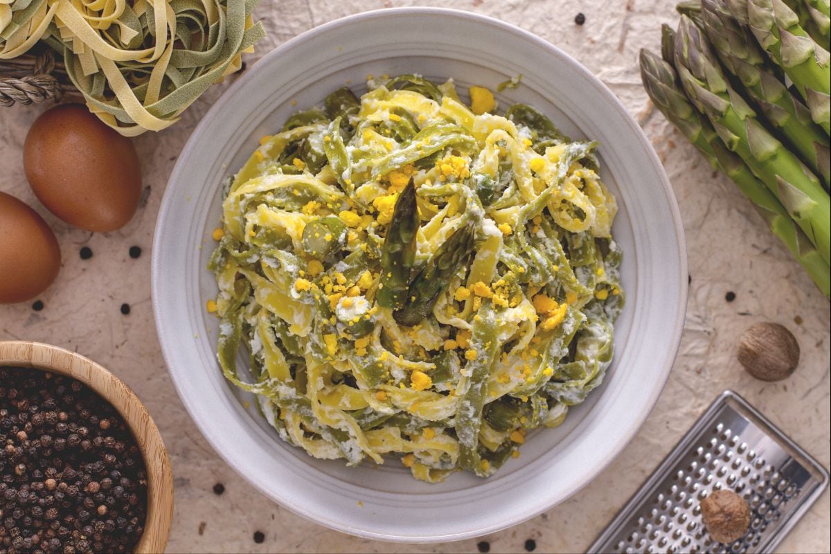 Paglia e fieno mit Spargel und Eiern