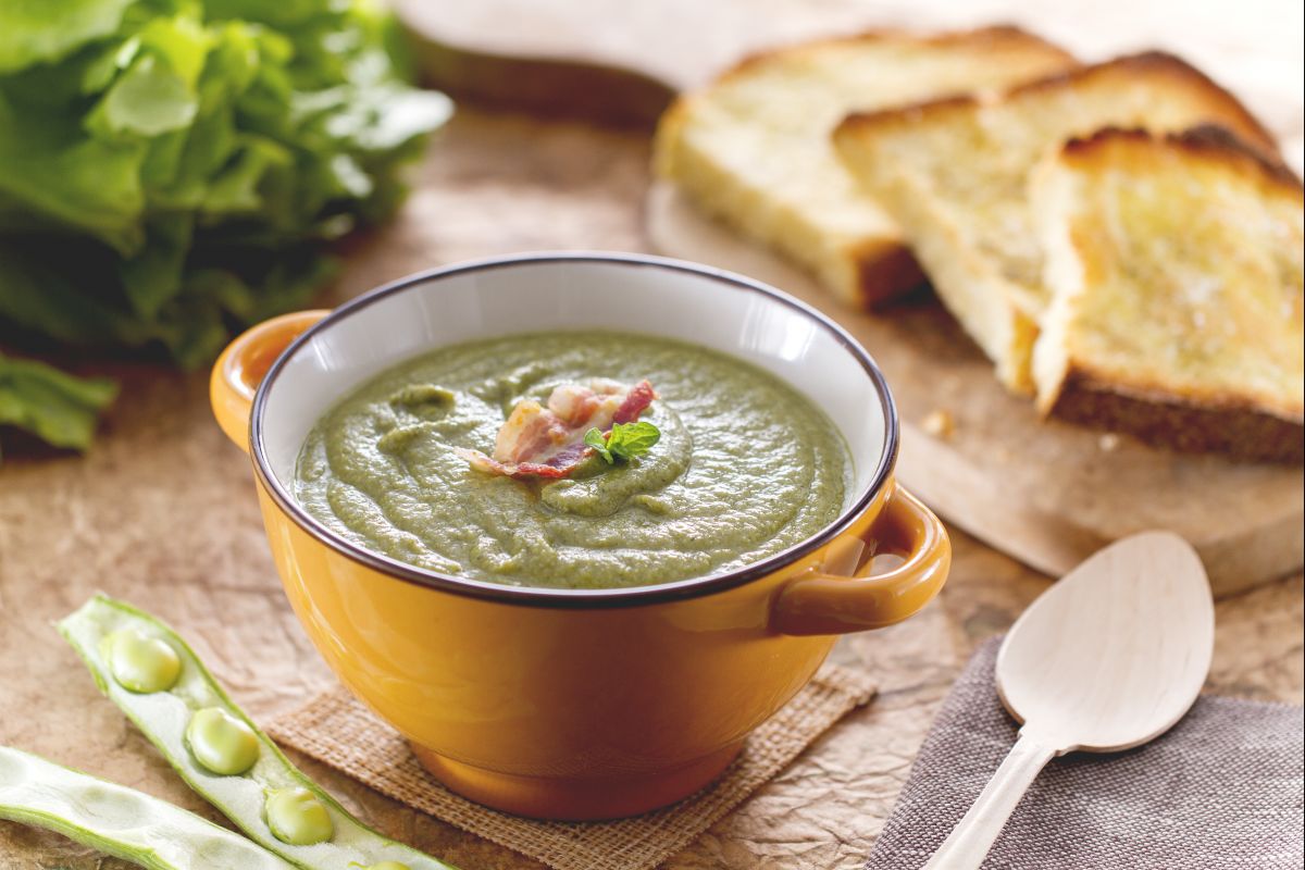 Bohnensuppe mit Endivien und Croûtons