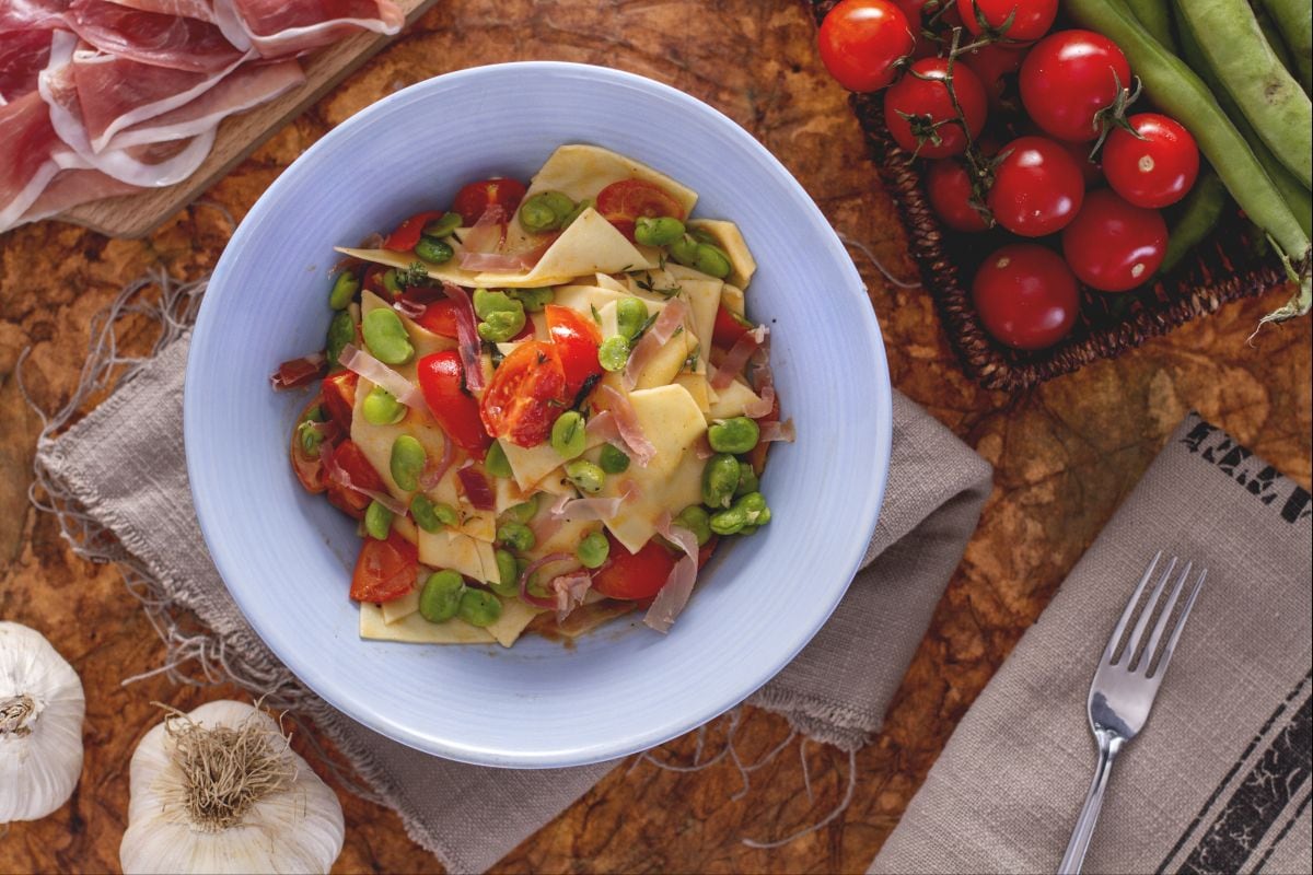 Maltagliati mit Saubohnen und rohem Schinken