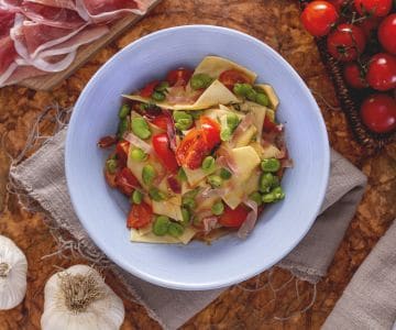 Maltagliati mit Saubohnen und rohem Schinken