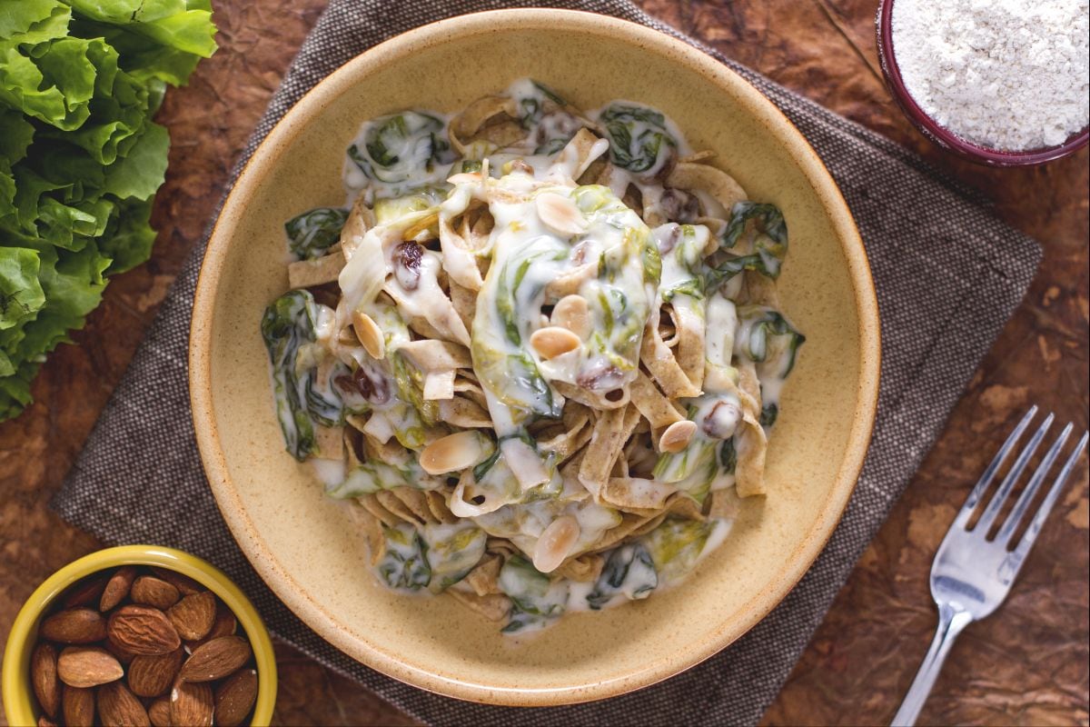 Vollkorn-Tagliatelle mit Endivien und Taleggio-Fonduta