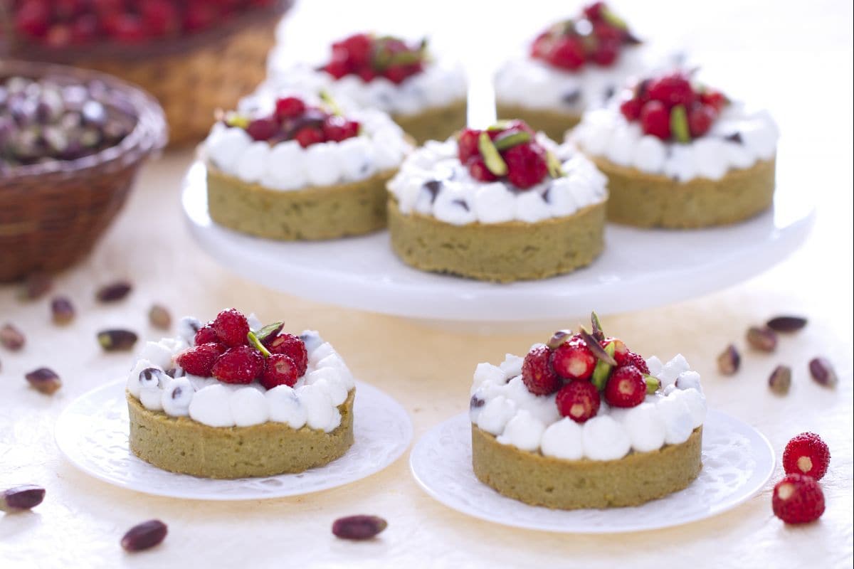 Törtchen mit Pistazien, Ricotta und Walderdbeeren