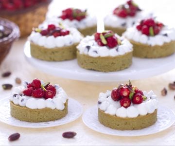 Törtchen mit Pistazien, Ricotta und Walderdbeeren