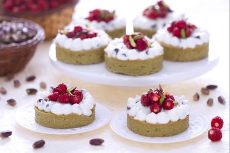 Törtchen mit Pistazien, Ricotta und Walderdbeeren
