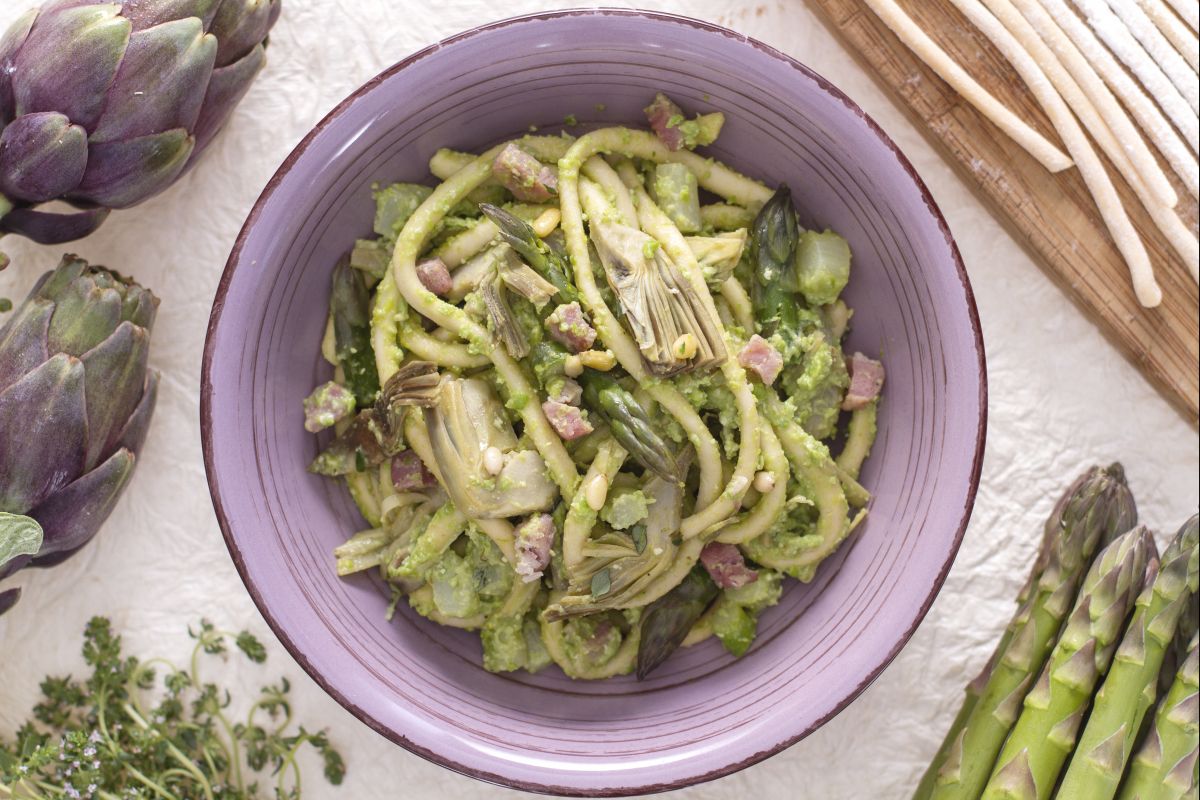 Bigoli mit Spargel, Artischocken und Erbsenpesto
