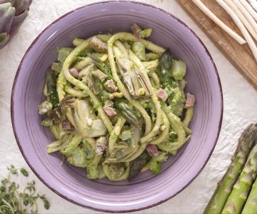 Bigoli mit Spargel, Artischocken und Erbsenpesto