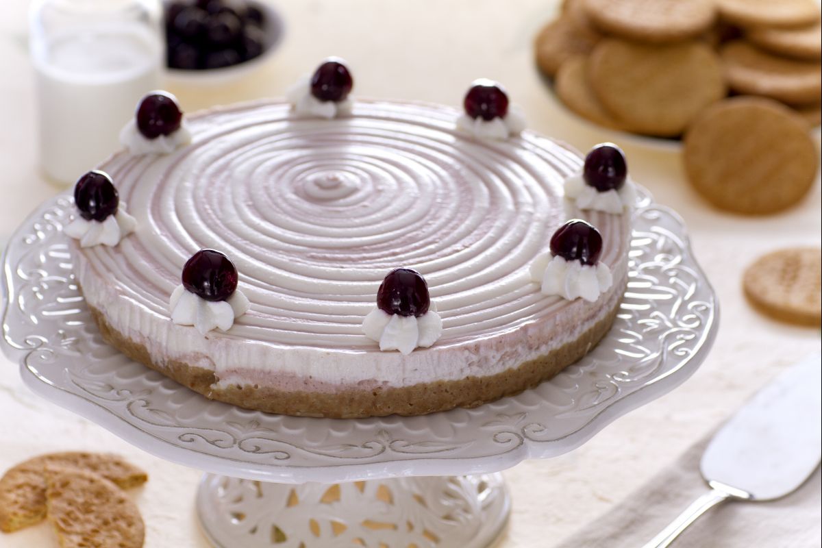 Zweifarbiger Cheesecake mit Sahne und Sauerkirschen