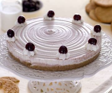 Zweifarbiger Cheesecake mit Sahne und Sauerkirschen