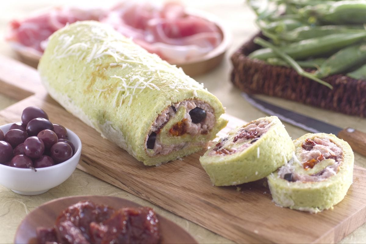 Erbsenrolle mit Rohschinken und getrockneten Tomaten