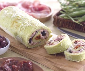 Erbsenrolle mit Rohschinken und getrockneten Tomaten