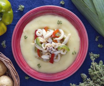 Kartoffelcreme mit kleinen Tintenfischen