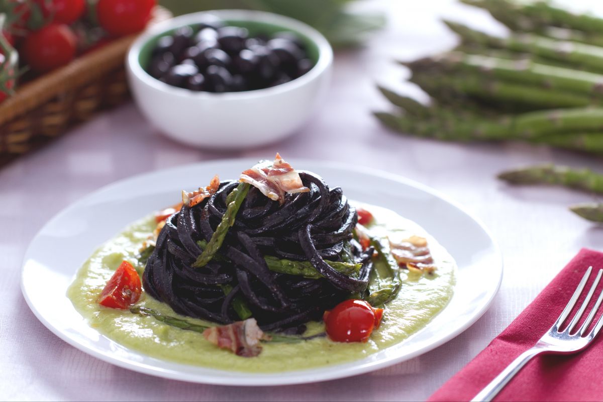 Spaghetti alla Chitarra mit Olivenschwarz, Spargel und Speck