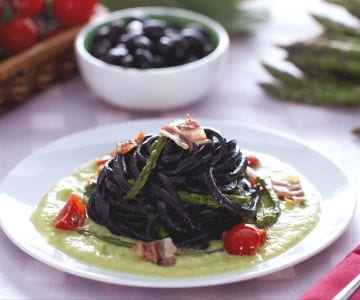 Spaghetti alla Chitarra mit Olivenschwarz, Spargel und Speck