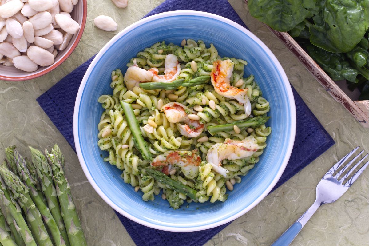 Grüne Pasta mit Garnelen