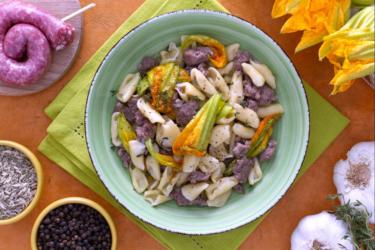Cavatelli mit Wurst und Zucchiniblüten