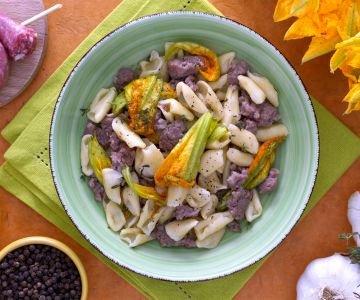 Cavatelli mit Wurst und Zucchiniblüten
