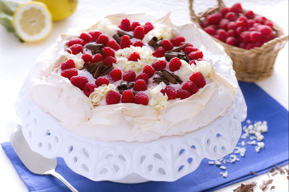 Pavlova mit Joghurt, Himbeeren und Schokolade
