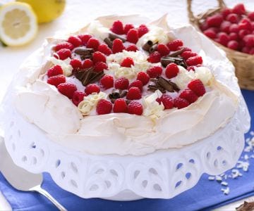 Pavlova mit Joghurt, Himbeeren und Schokolade