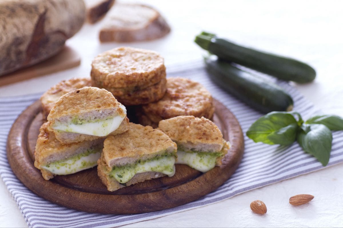 Mozzarella in carrozza grün mit Zucchini- und Basilikum-Pesto