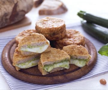 Mozzarella in carrozza grün mit Zucchini- und Basilikum-Pesto