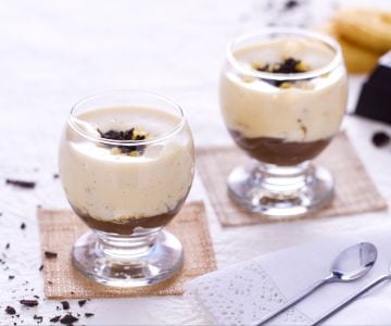 Glas mit Melighe, Schokoladencreme und Passito-Zabaione
