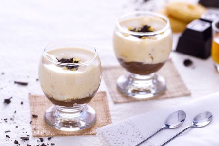 Glas mit Melighe, Schokoladencreme und Passito-Zabaione