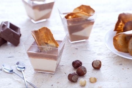 Glas mit Gianduia und Haselnussdächlein