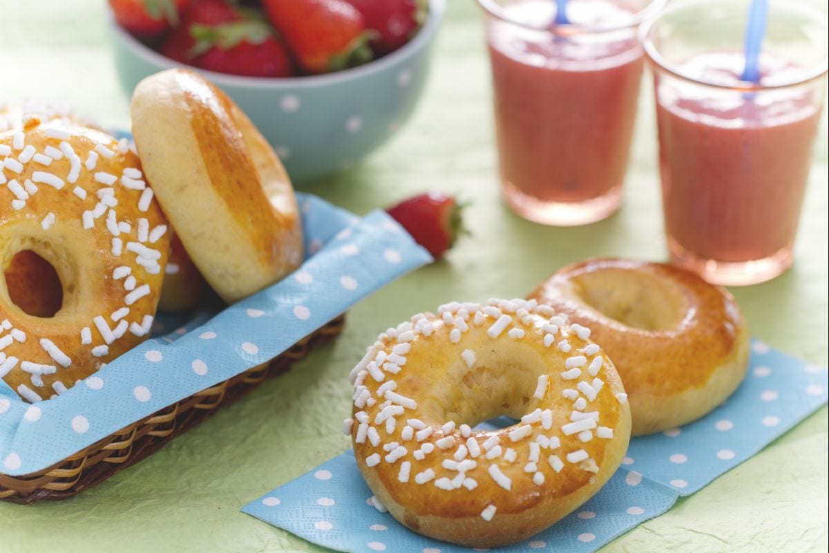 Gebackene Donuts mit Milchshake