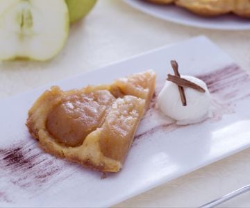 Tarte Tatin mit Kondensmilch und Fiordilatte-Eis mit Zimt