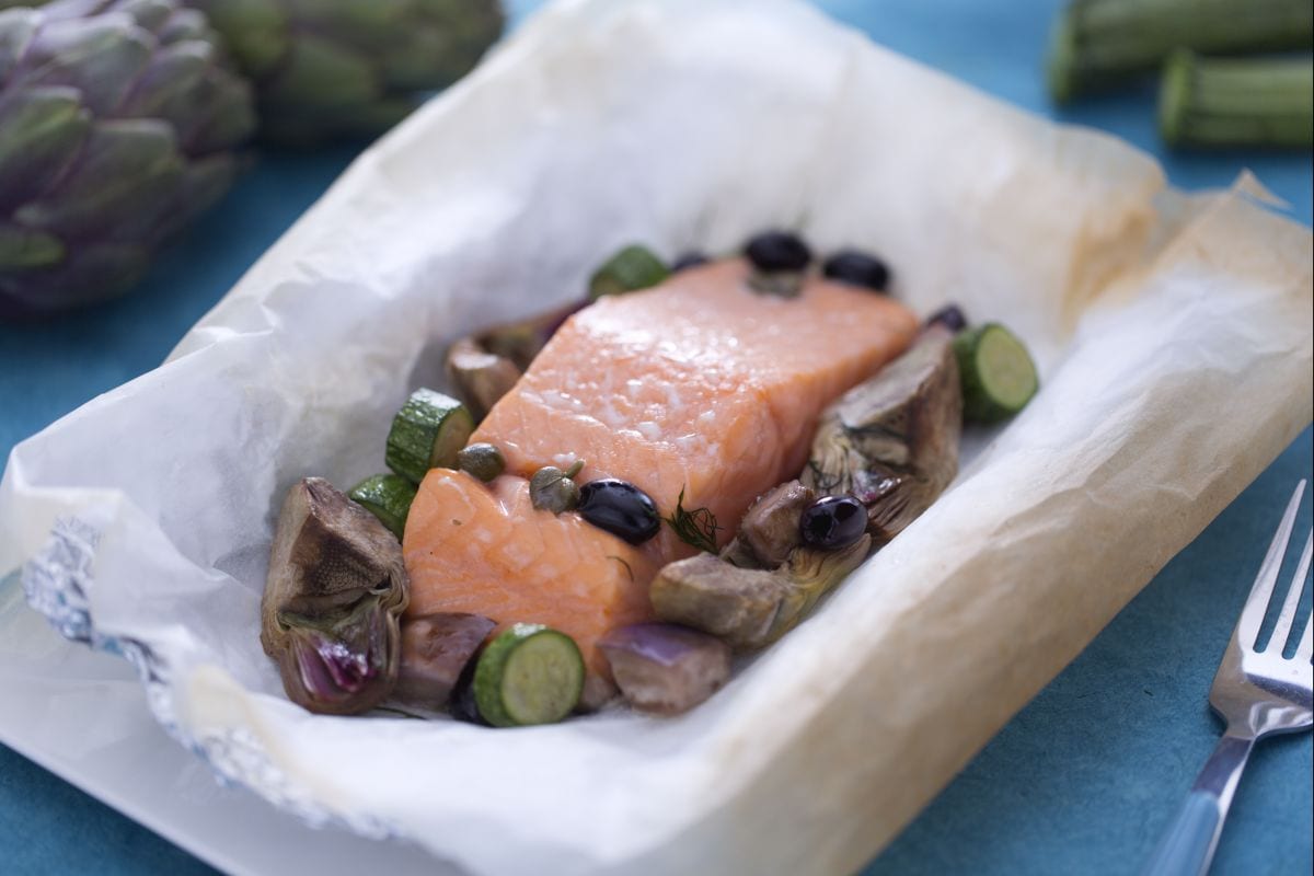 Lachs in der Folie mit gemischtem Gemüse