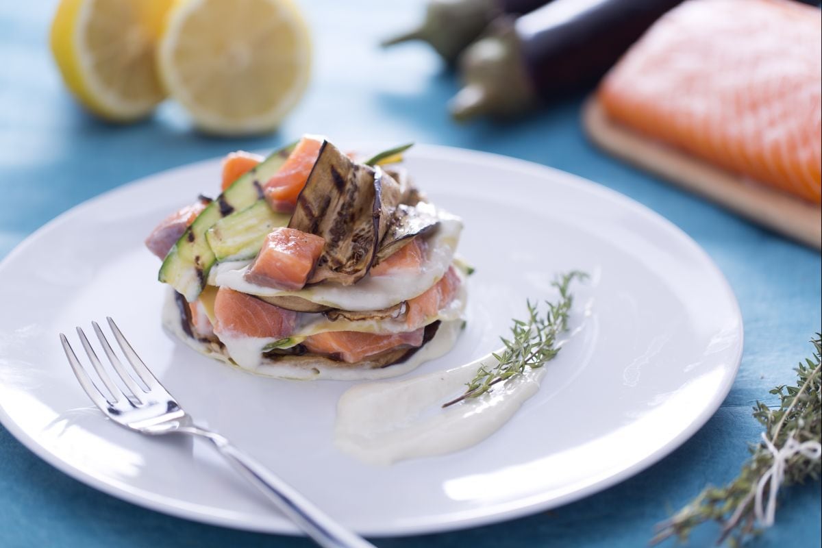 Offene Lachs-Lasagne mit gegrillten Zucchini und Auberginen