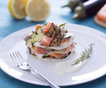 Offene Lachs-Lasagne mit gegrillten Zucchini und Auberginen