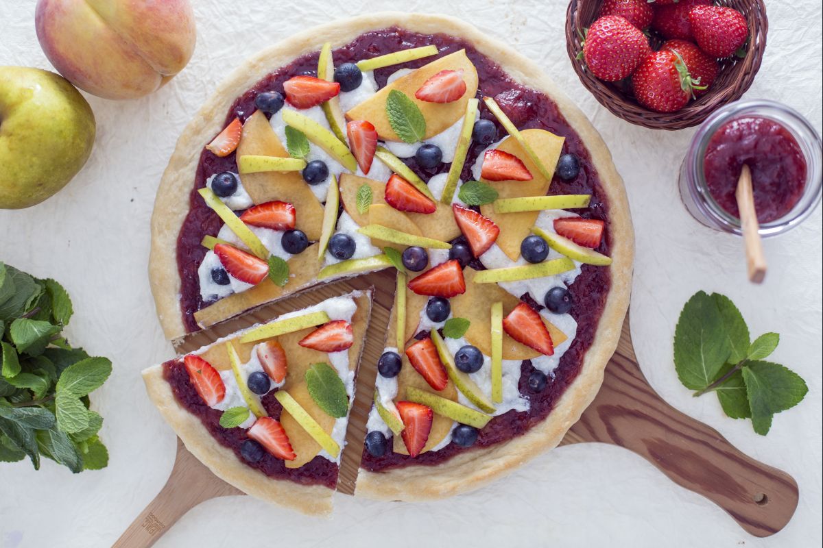 Süße Pizza mit Erdbeermarmelade