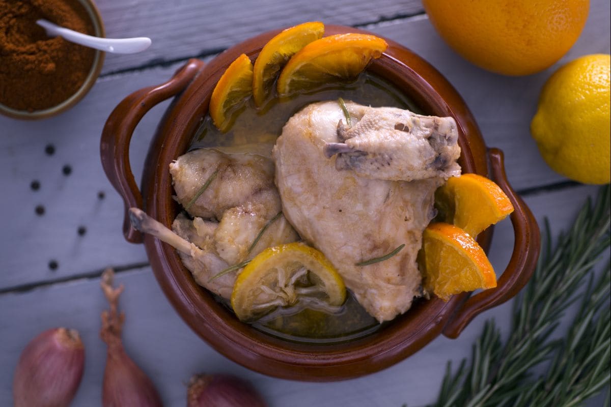 Hühnchen im Topf mariniert mit Zitrusfrüchten