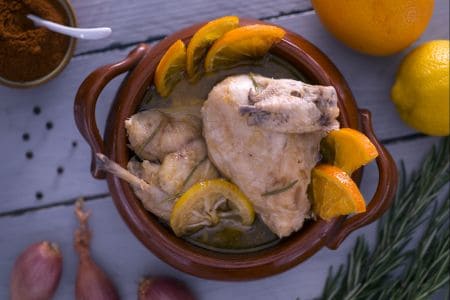 Hühnchen im Topf mariniert mit Zitrusfrüchten