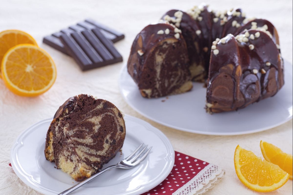 Marmorierter Kuchen mit Kakao und Schokoladentropfen