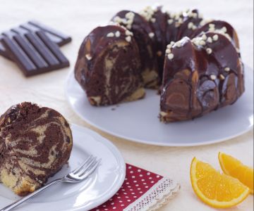 Marmorierter Kuchen mit Kakao und Schokoladentropfen