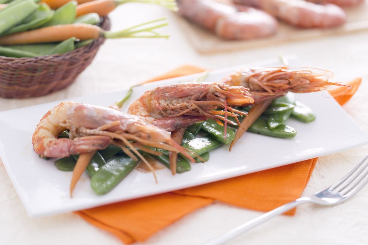 Garnelen in Teriyaki-Sauce mit Zuckerschoten und kleinen Karotten