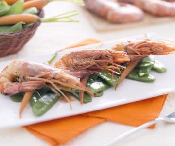 Garnelen in Teriyaki-Sauce mit Zuckerschoten und kleinen Karotten