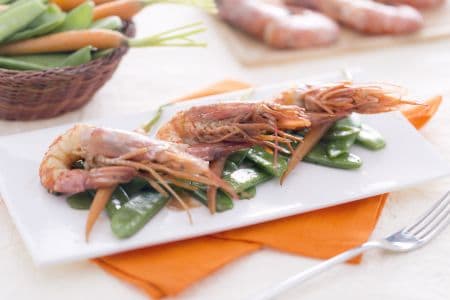 Garnelen in Teriyaki-Sauce mit Zuckerschoten und kleinen Karotten